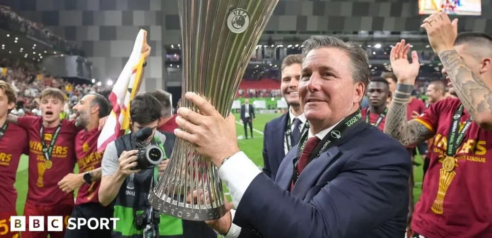 Entrenador levantando trofeo de la Europa League