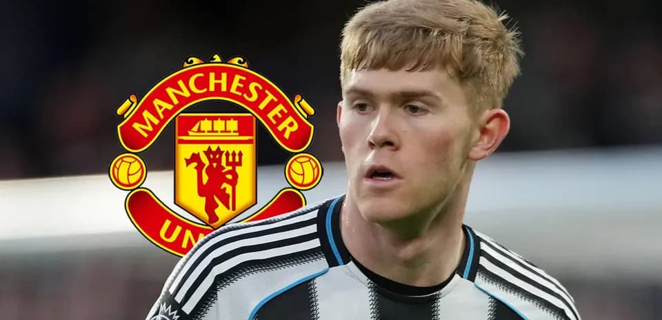 Jugador de Newcastle con logo de Manchester United de fondo