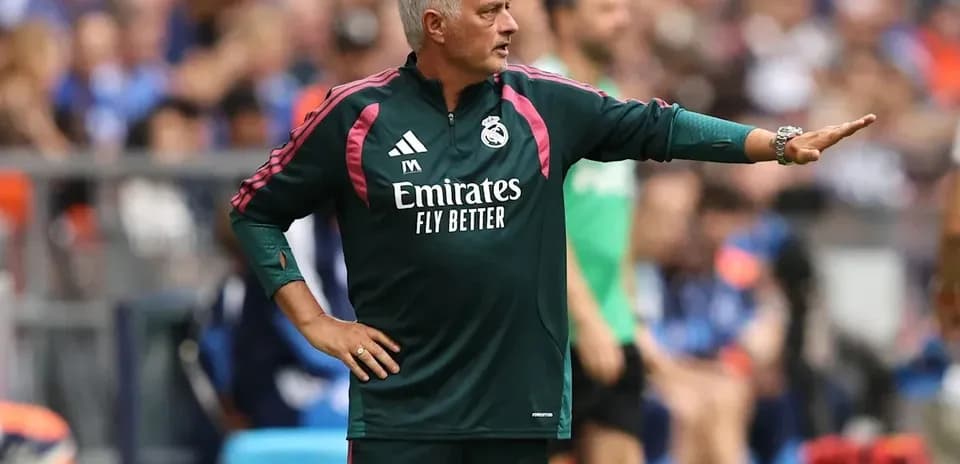 Entrenador dando instrucciones en el partido