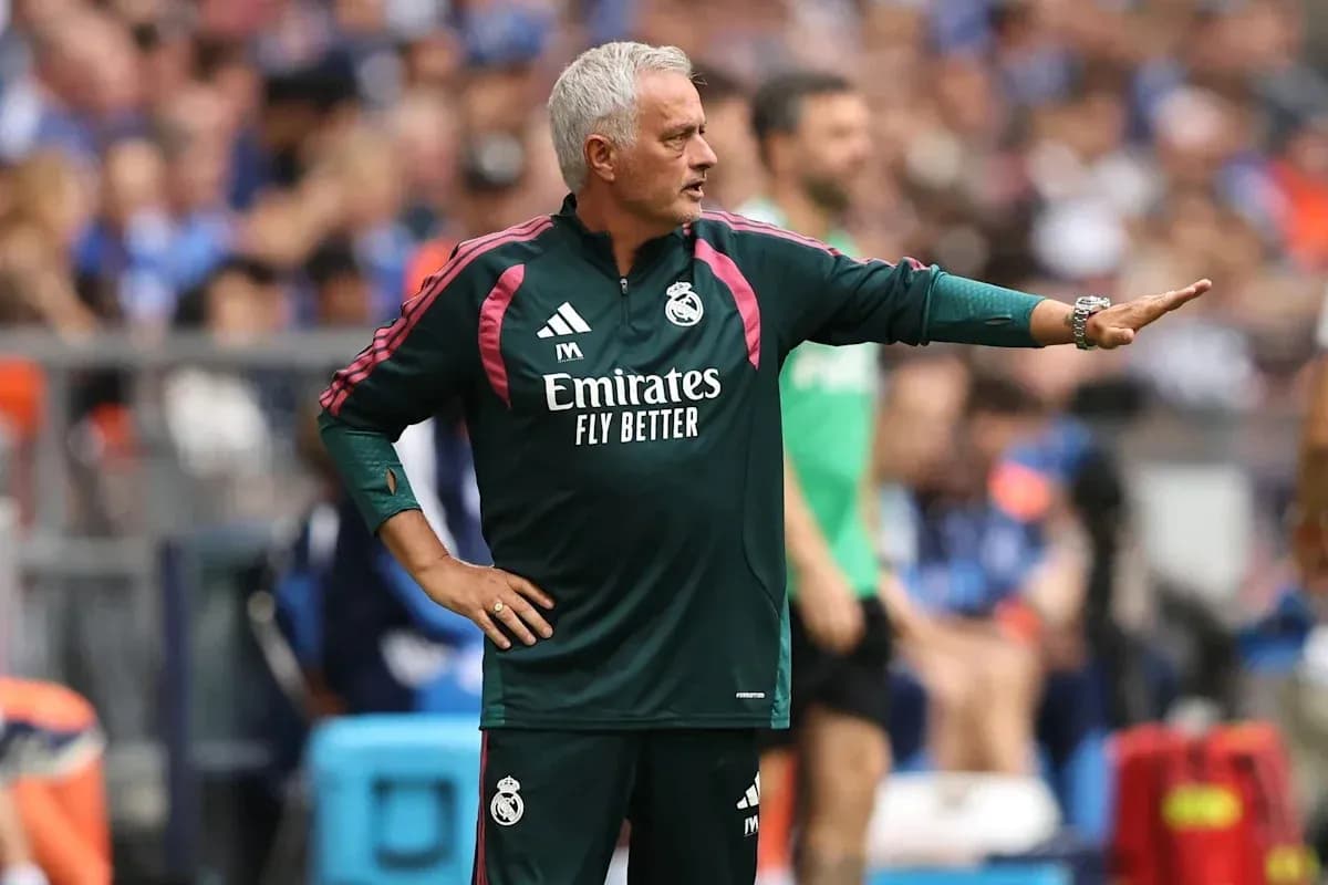 Entrenador dando instrucciones en el partido