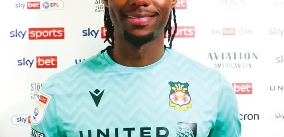 Jugador de fútbol con uniforme de portero sonriendo