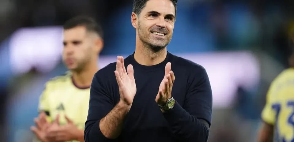 Entrenador aplaudiendo tras el partido