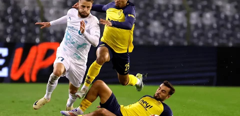 Jugadores disputando el balón en el campo de fútbol