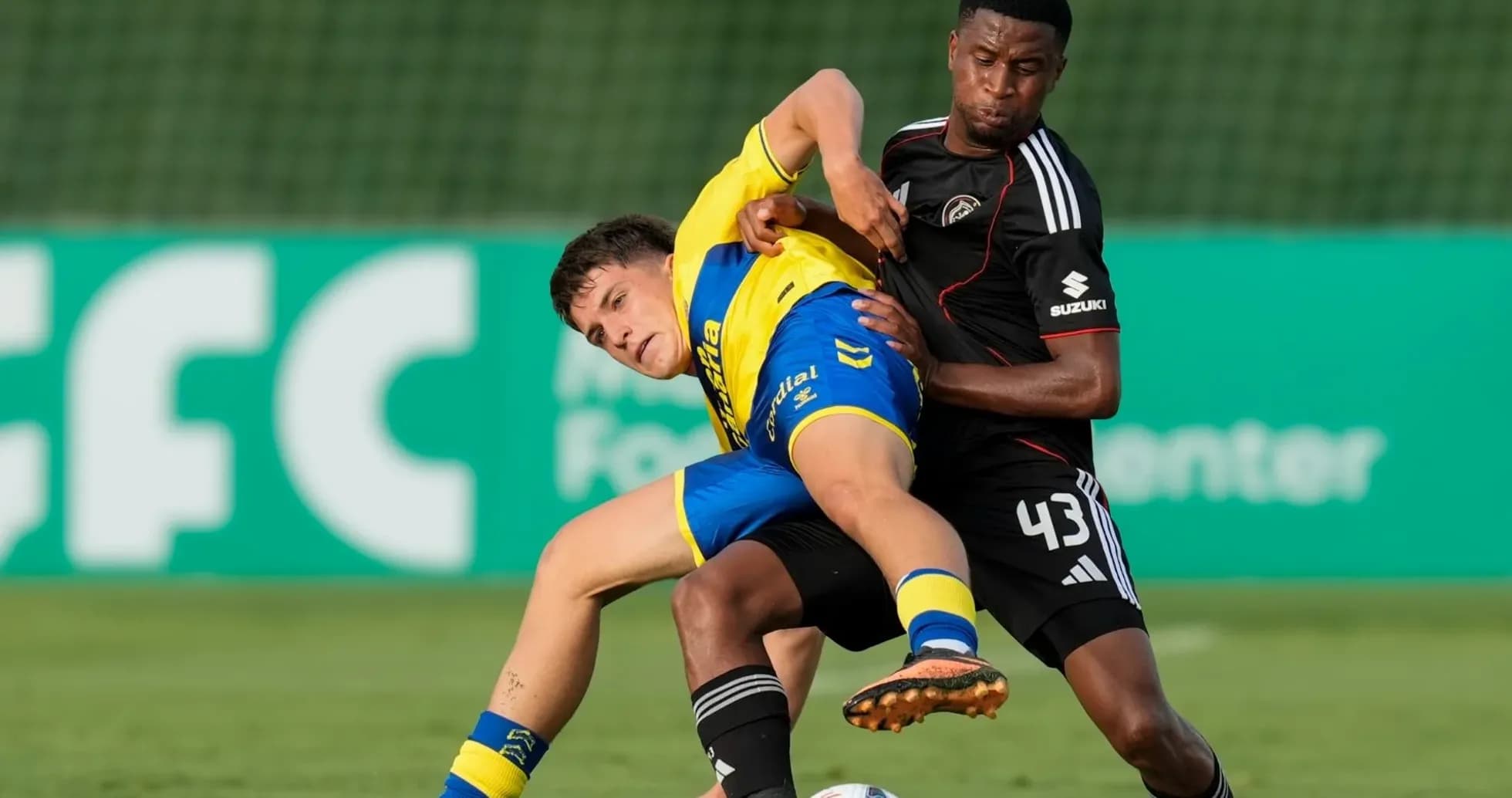 Jugador luchando por el balón en el campo