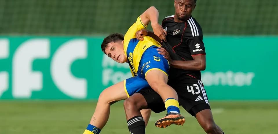 Jugador luchando por el balón en el campo