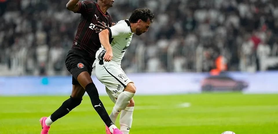 Dos jugadores compitiendo por el balón en el partido