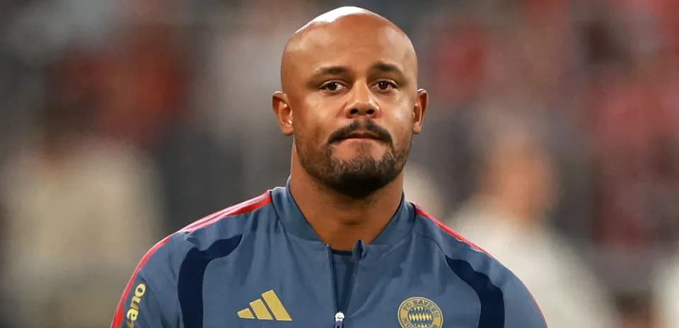 Entrenador de equipo con sudadera de Bayern Múnich