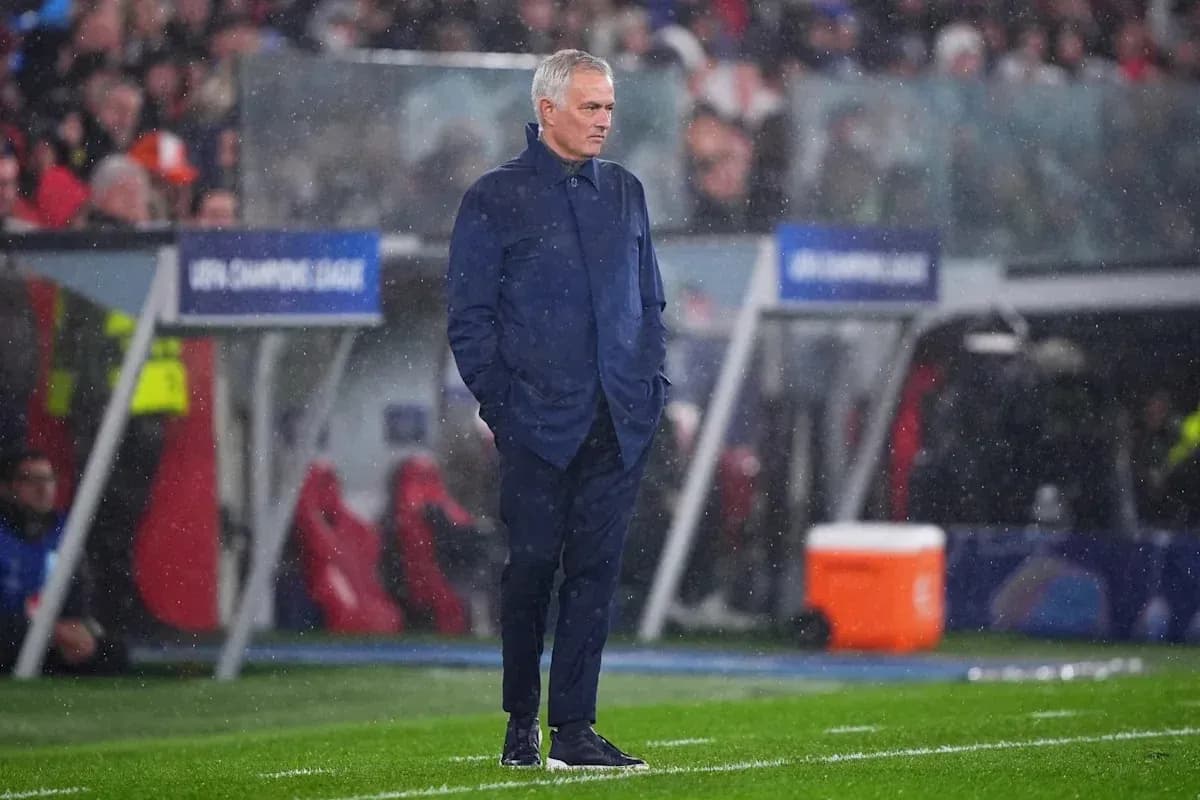 Entrenador observando el partido bajo la lluvia