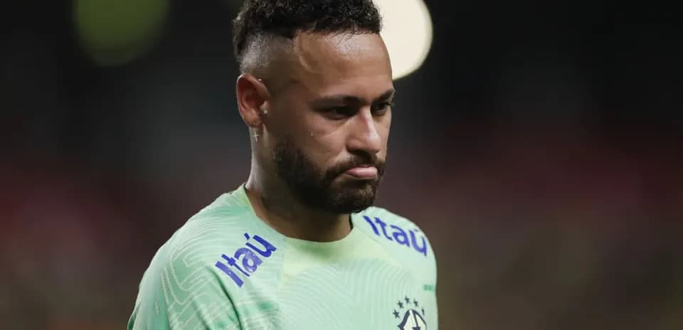 Neymar con camiseta de Brasil en el campo