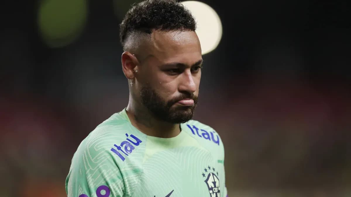 Neymar con camiseta de Brasil en el campo