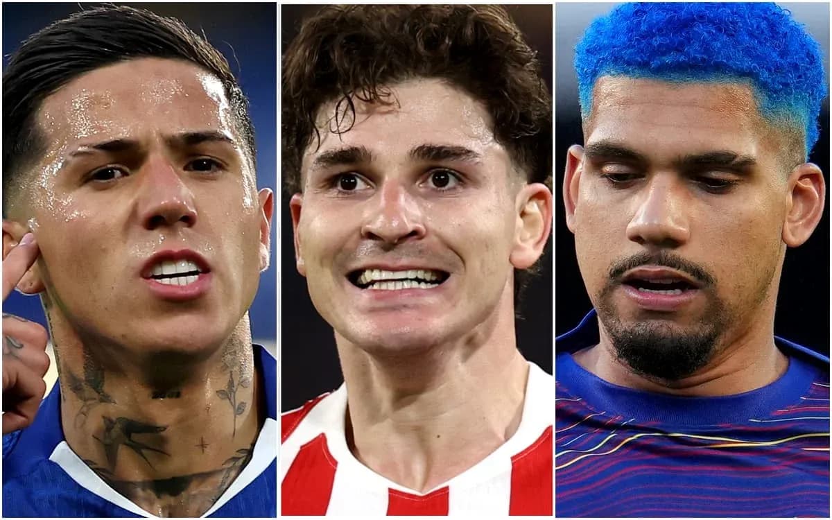 Tres jugadores de fútbol en diferentes expresiones