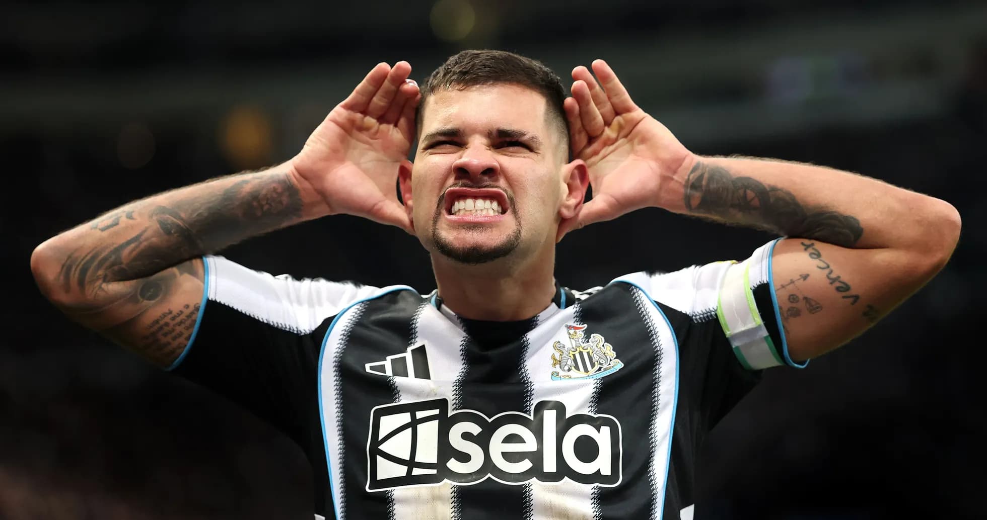 Jugador del Newcastle United celebrando con gestos
