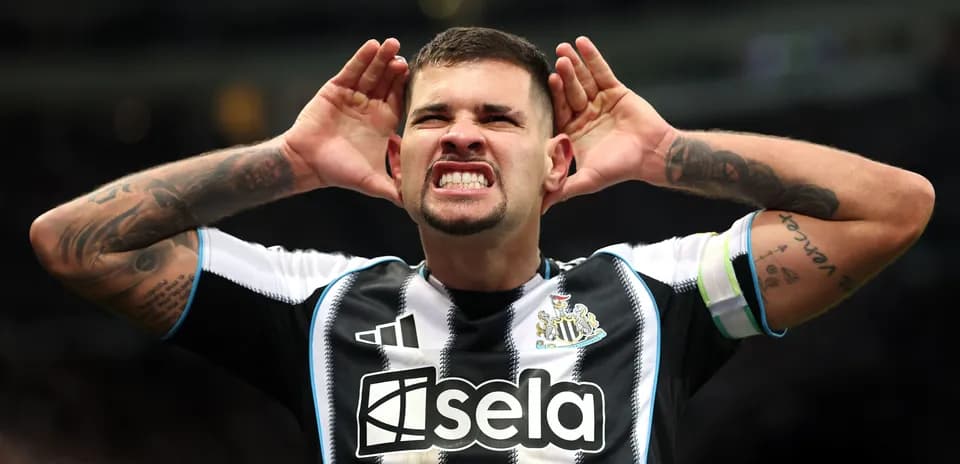 Jugador del Newcastle United celebrando con gestos