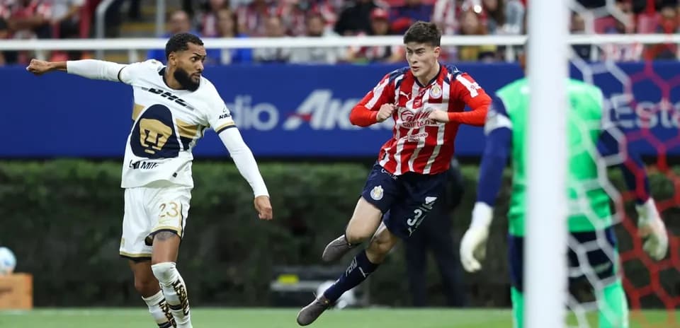 Jugadores de Chivas y Pumas en acción