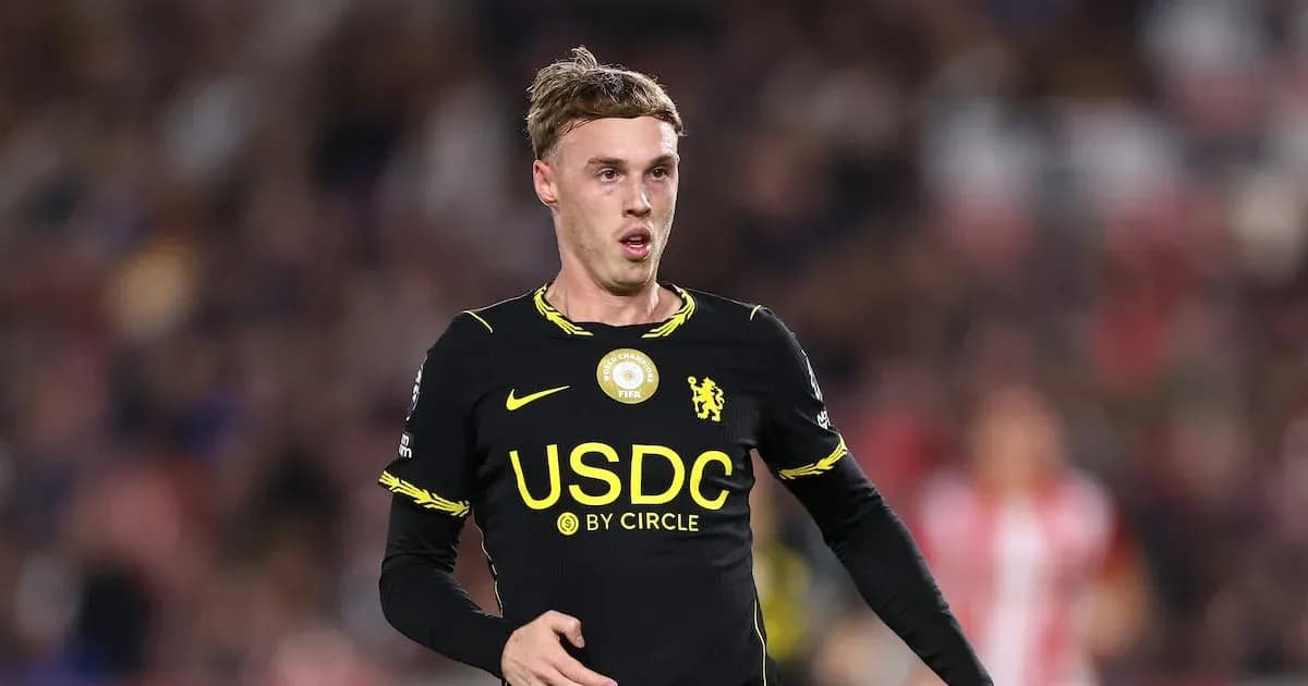 Jugador de Chelsea corriendo en el campo de fútbol