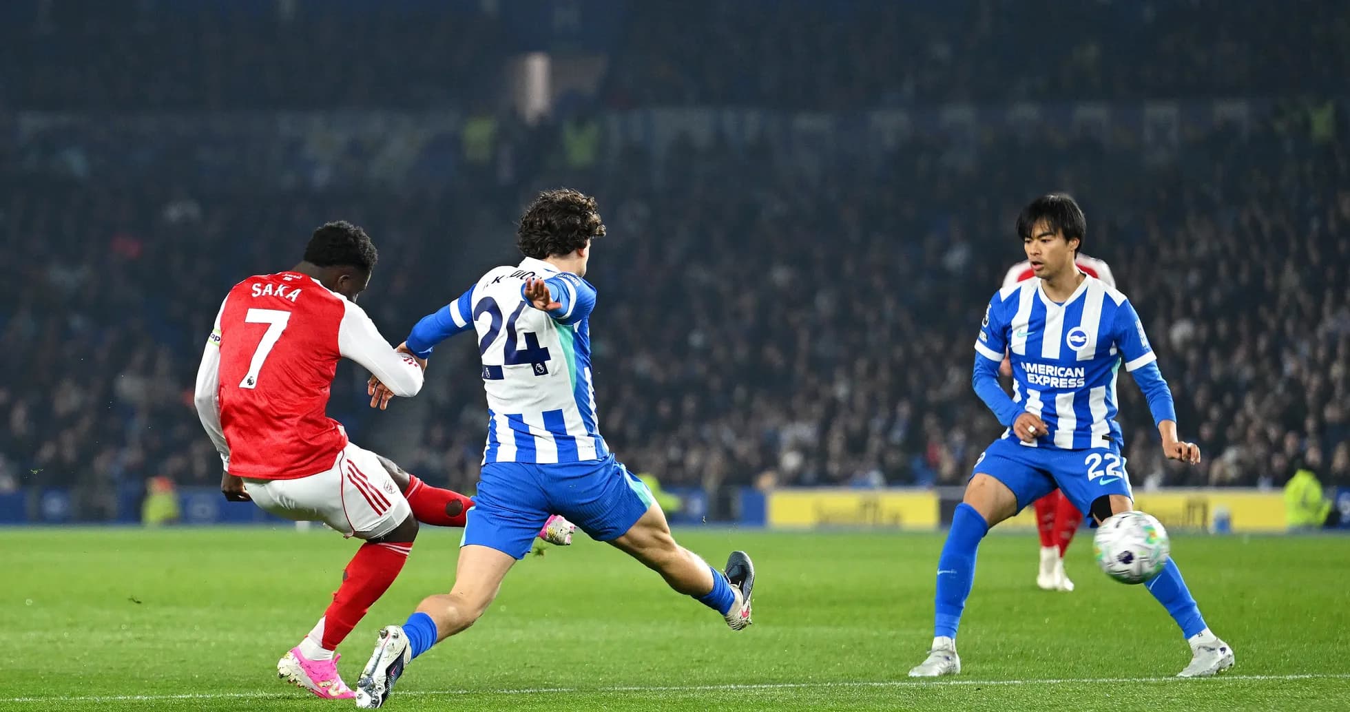 Saka disparando en el partido Brighton vs Arsenal