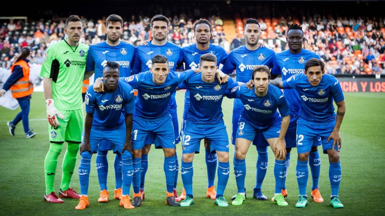 Equipo de Getafe posando antes del partido