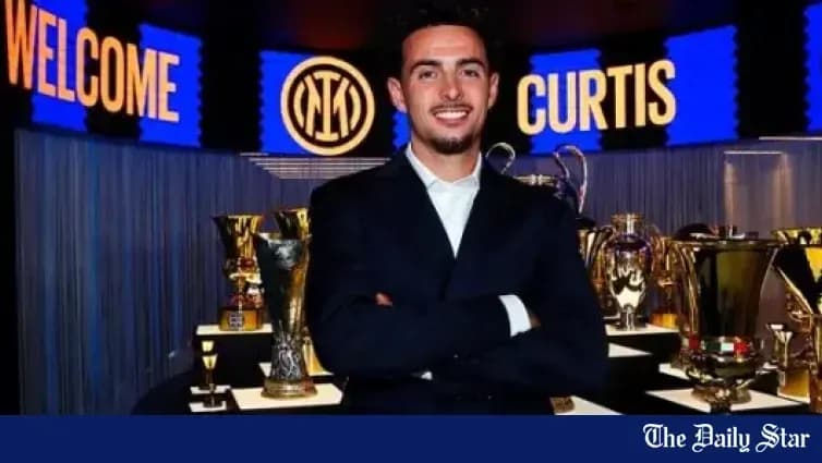 Jugador posando frente a trofeos de fútbol