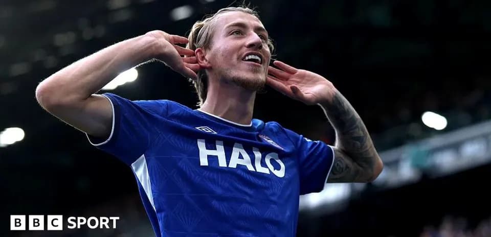 Jugador celebrando un gol en el campo