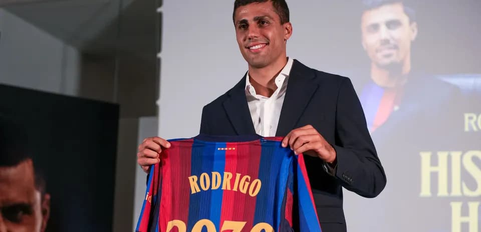 Jugador presenta camiseta con nombre en evento