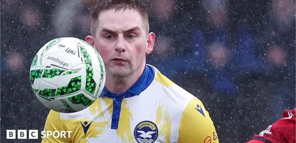 Jugador controlando el balón en un partido de fútbol