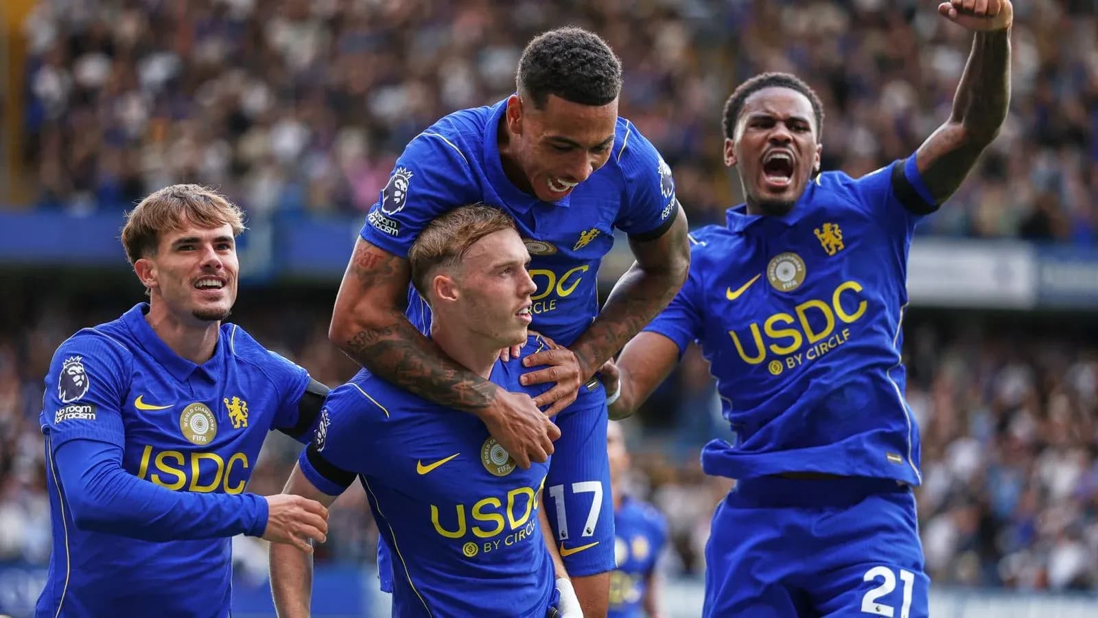 Jugadores de Chelsea celebrando un gol en el campo