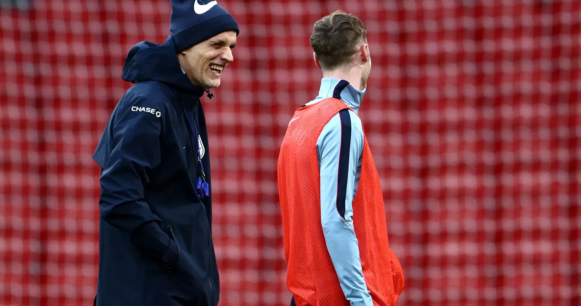 Entrenador y jugador conversando en el entrenamiento