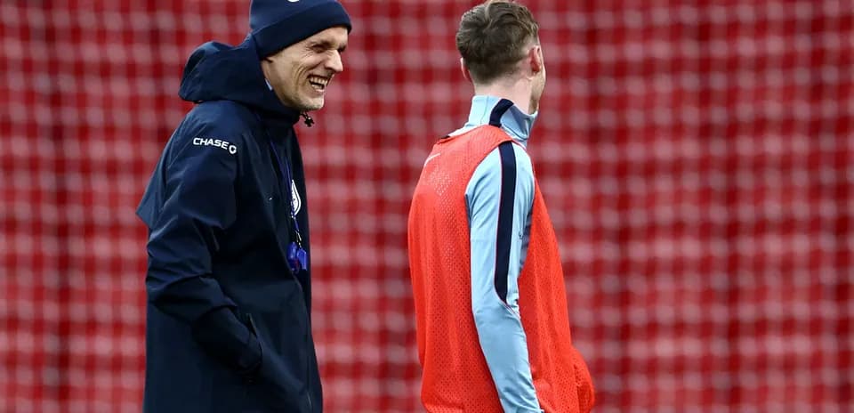 Entrenador y jugador conversando en el entrenamiento