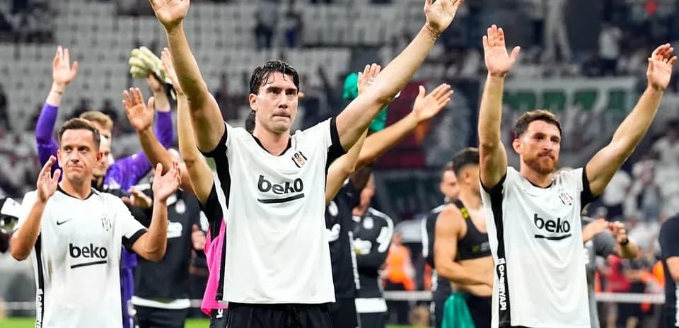 Jugadores de Beşiktaş saludando a los aficionados