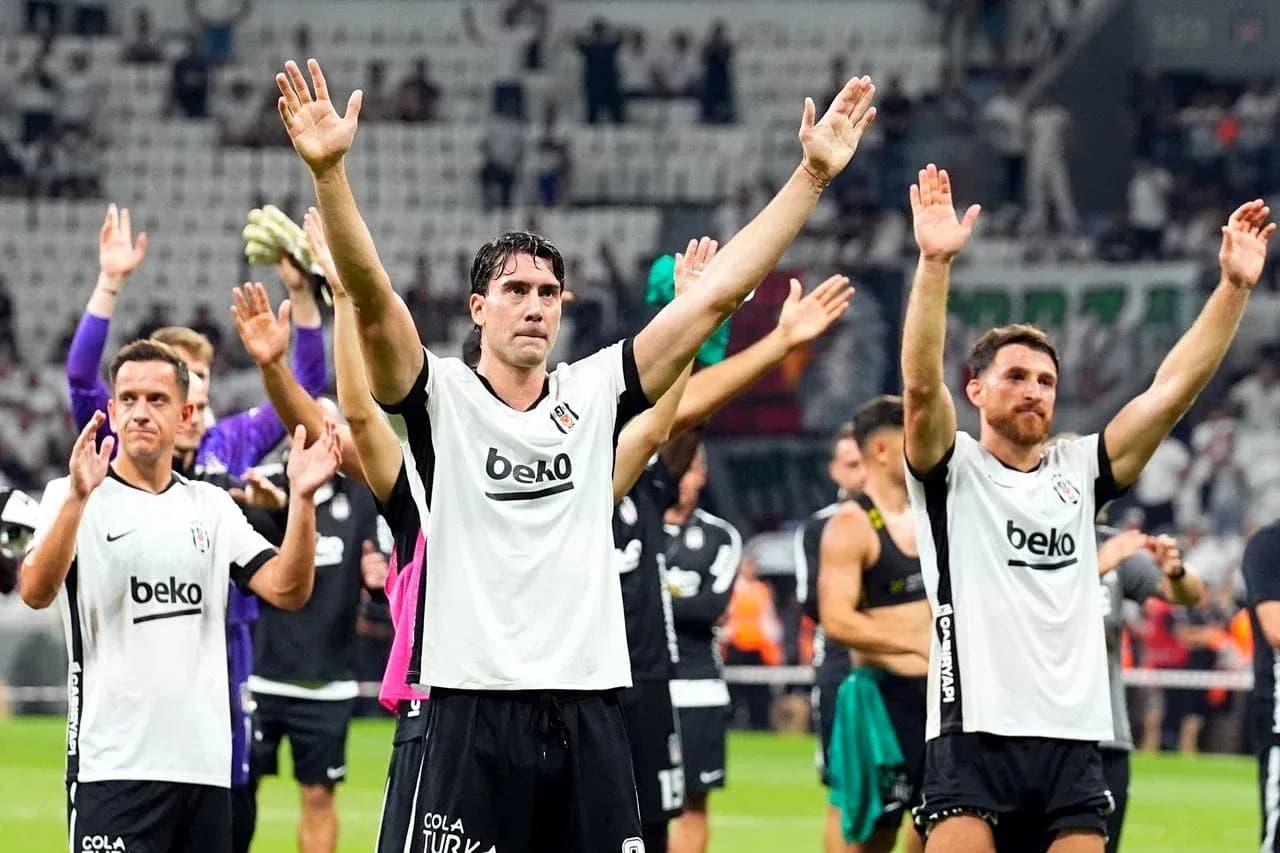 Jugadores de Beşiktaş saludando a los aficionados