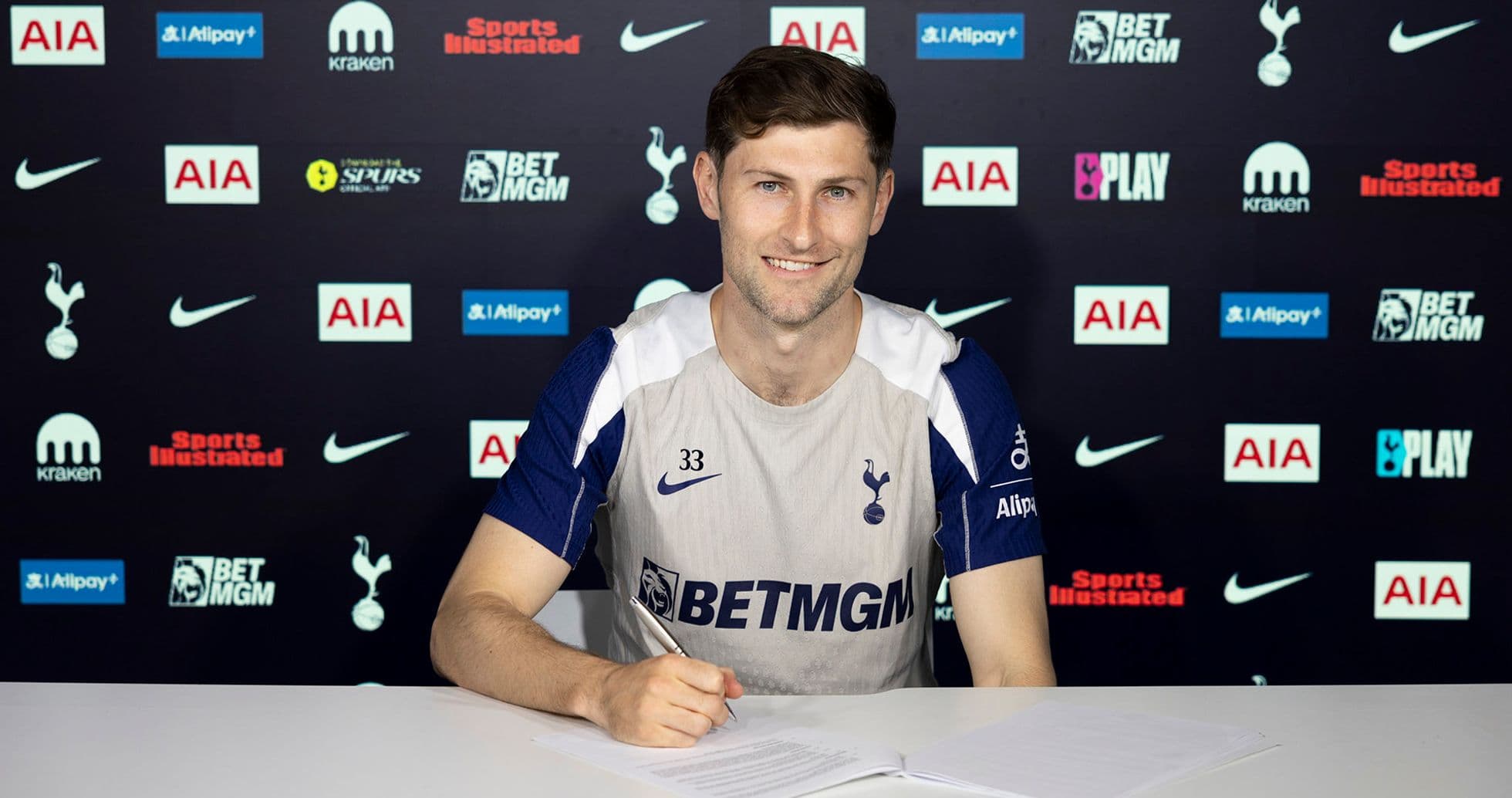 Jugador de Tottenham firmando contrato en conferencia