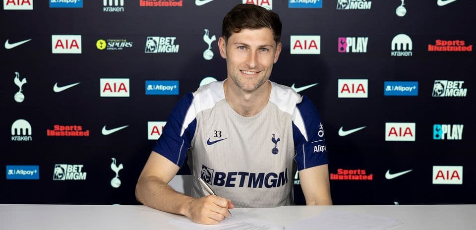 Jugador de Tottenham firmando contrato en conferencia