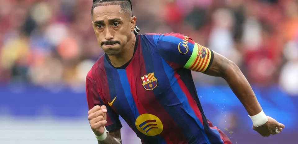 Jugador de Barcelona corriendo con balón en el campo