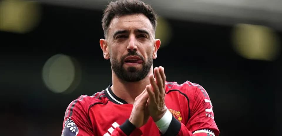 Jugador aplaudiendo con camiseta del Manchester United