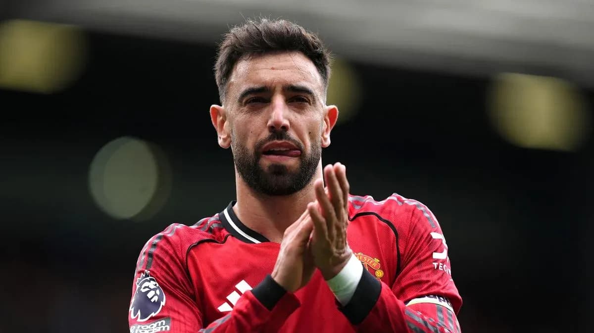 Jugador aplaudiendo con camiseta del Manchester United