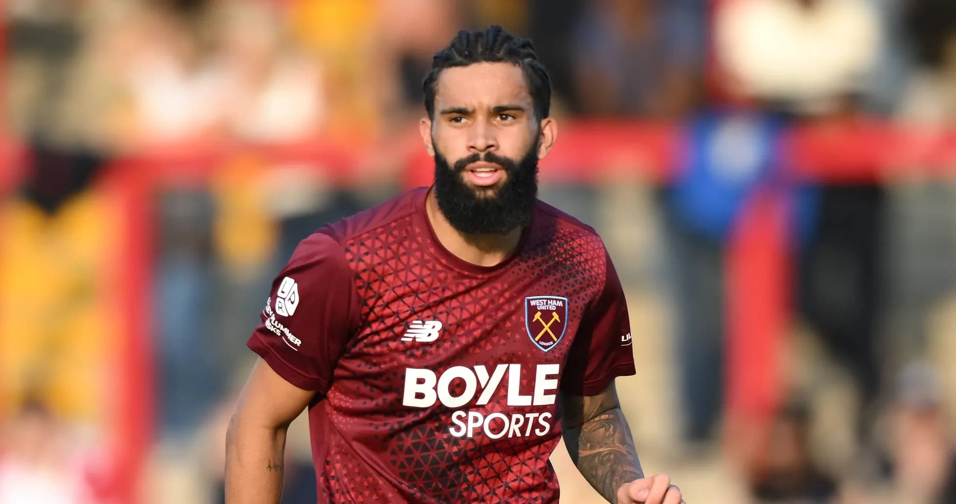 Jugador de West Ham United en acción durante partido