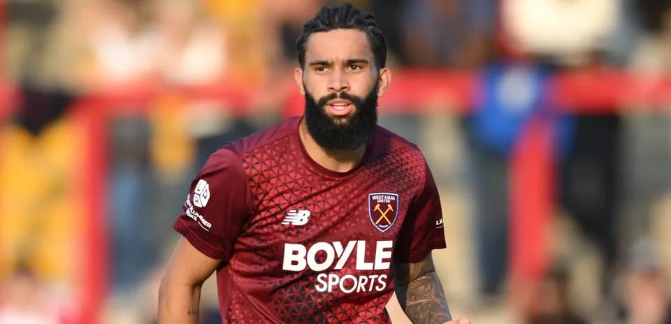 Jugador de West Ham United en acción durante partido