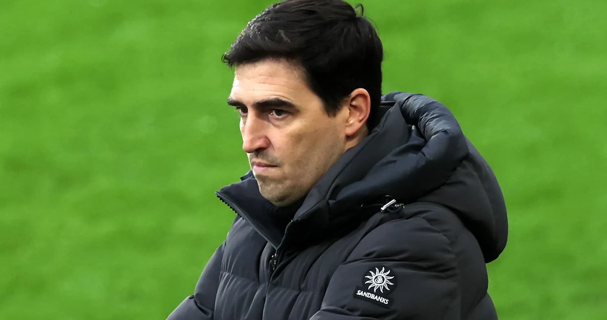 Entrenador observando el partido en el campo