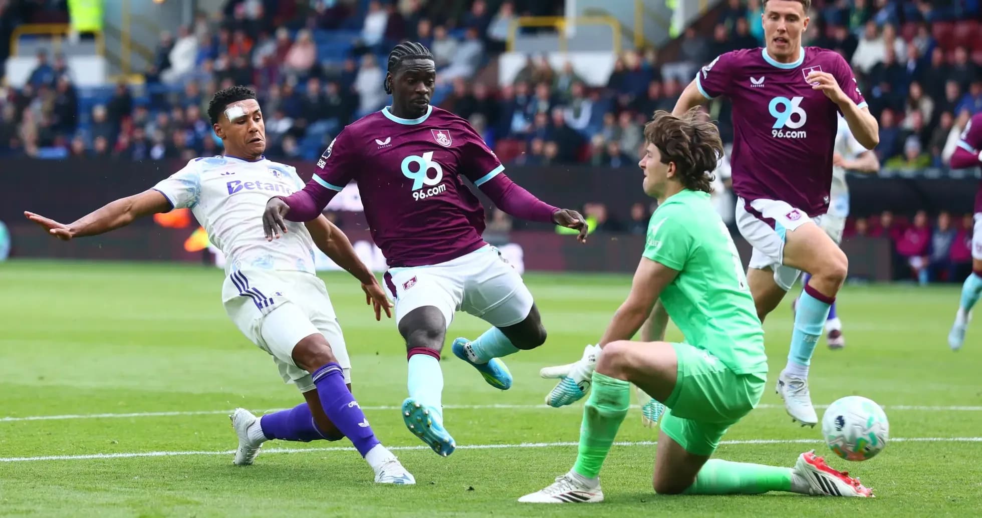 Acción del partido Burnley contra Aston Villa