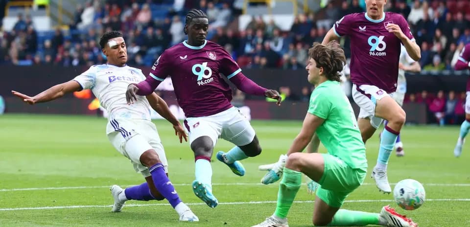 Acción del partido Burnley contra Aston Villa