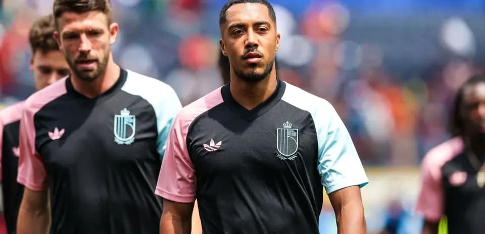 Jugadores entrando al campo con uniforme de calentamiento