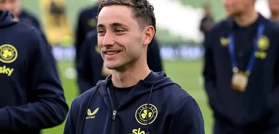 Jugador de fútbol sonriendo en el campo de juego