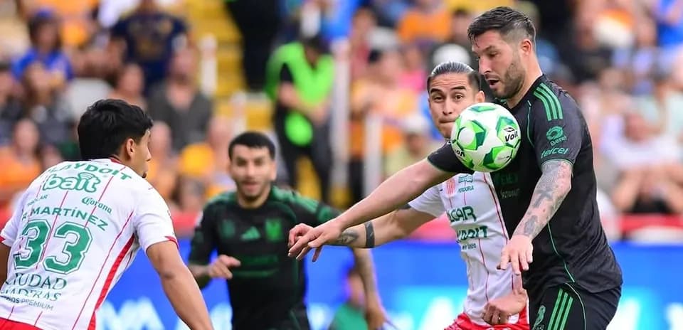 Jugadores de Tigres UANL y Necaxa en acción