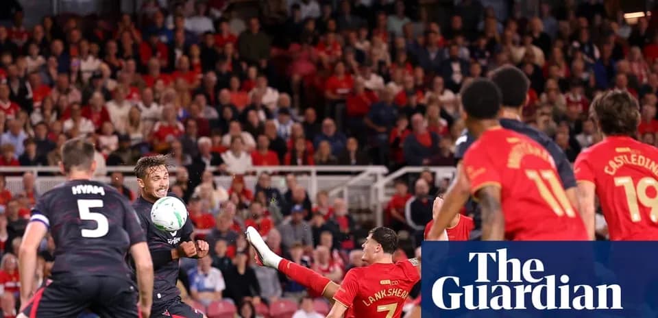 Jugadores compiten por el balón en el partido