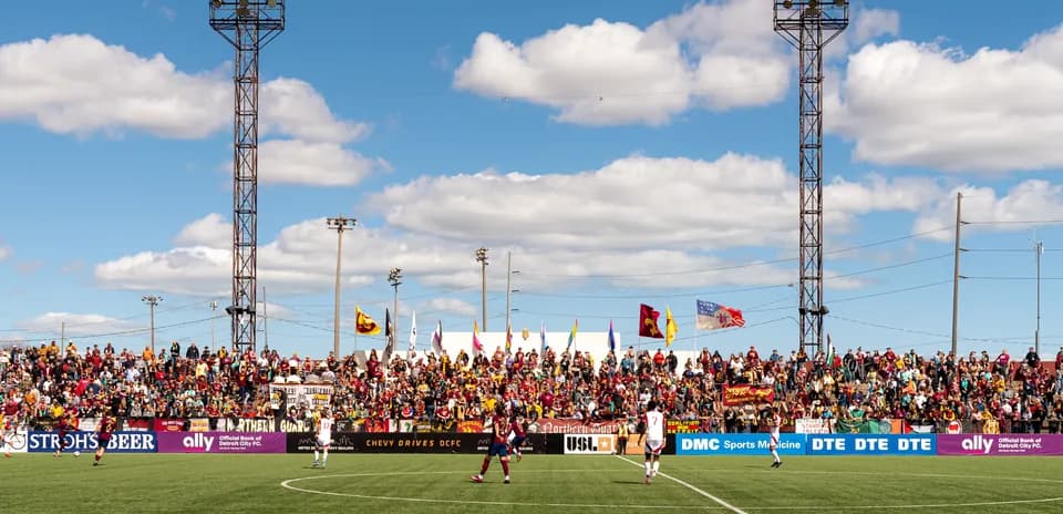 Aficionados animando durante el partido de fútbol