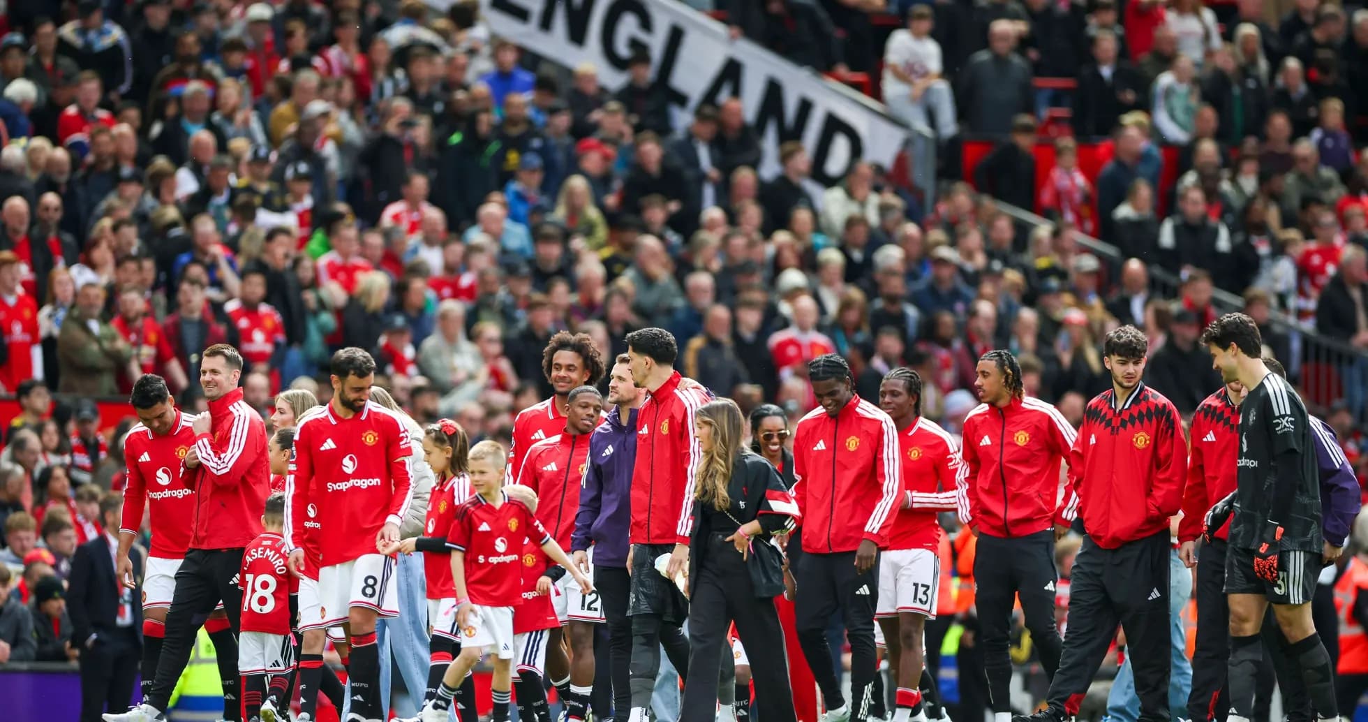 Jugadores de Manchester United en el campo antes del partido