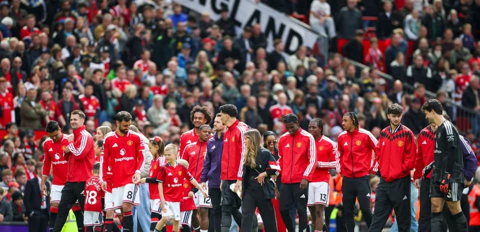 Jugadores de Manchester United en el campo antes del partido
