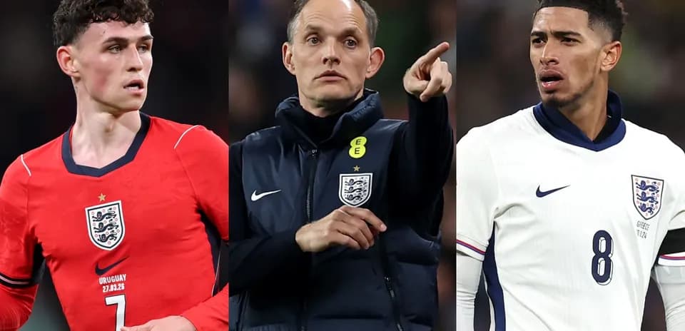 Tres jugadores de Inglaterra en el campo de fútbol