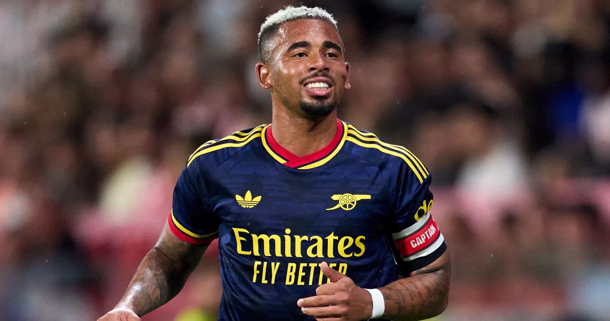 Jugador de Arsenal con camiseta de capitán en acción