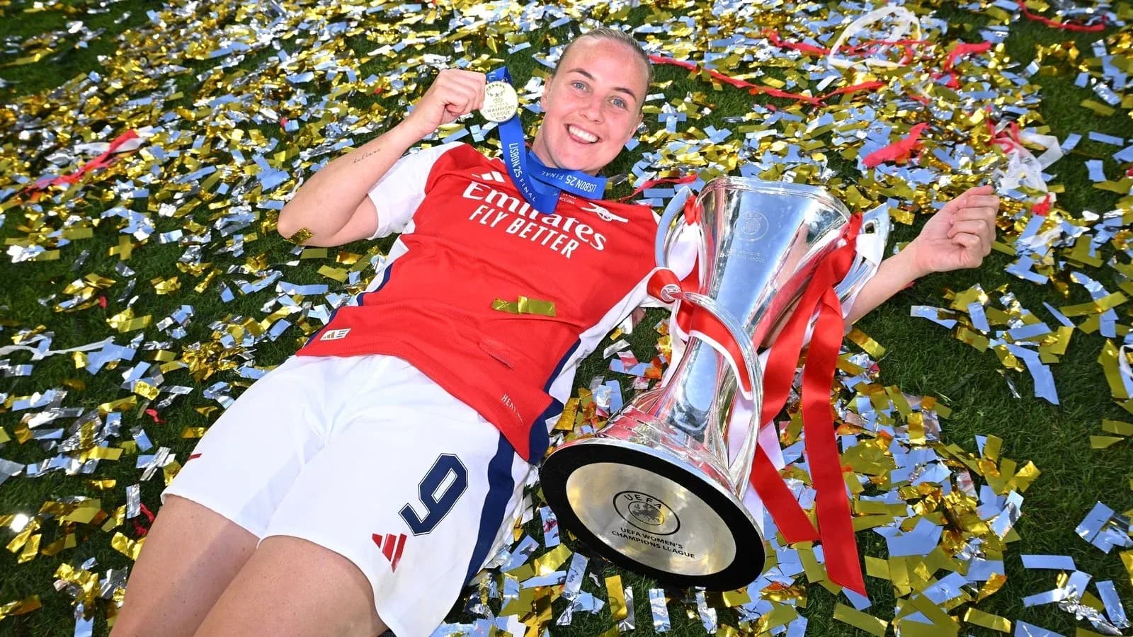 Jugadora de Arsenal con trofeo y medalla de campeón